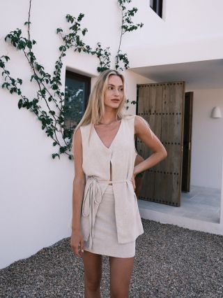 Minimalistické a pohodlné střihy jsou pro nás na 1. místě. Na eshopu najdeš tento nový set topu a sukně ze vzdušné...